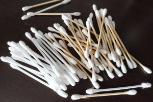 ЛОР-врач Фельдбуш предостерегла от чистки ушей ватными палочками